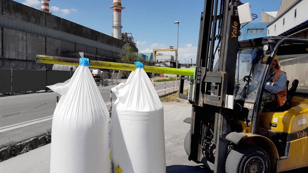 Tracking Big Bags with RFID - big bags on payloader fork and showing RFID antenna