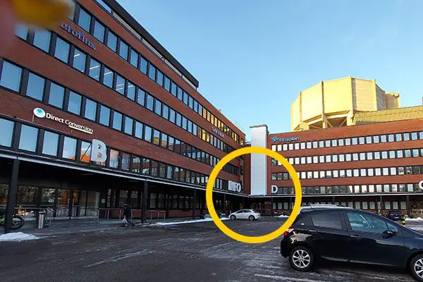 A picture of a building with a yellow circle showcasing the front door