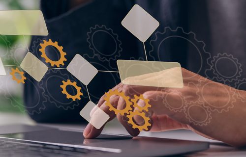 Nahaufnahme einer Hand am Computer mit darüber fließenden digitalen Symbolen, die den Betrieb der Turck Vilant Systems Verfolgungsplattform veranschaulichen.