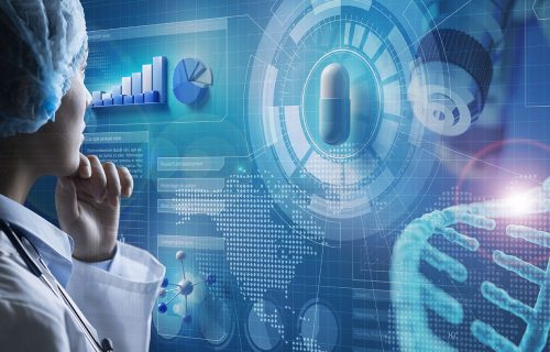 Person betrachtet animierte Diagramme zu RFID im Gesundheitswesen