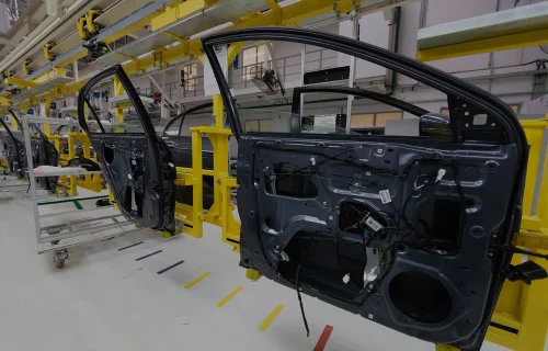 Autotüren in einer Produktionshalle. Diese RFID-Lösung für die Automobilindustrie ermöglicht eine lückenlose Verfolgung bis zum Einbau.